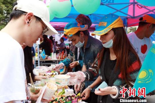 贵州大学美食节现场 瞿宏伦 摄 贵州大学美食节现场 瞿宏伦 摄