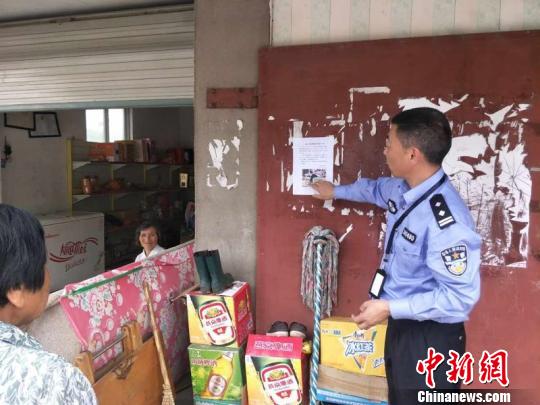 民警张贴公告 赵强 摄 民警张贴公告 赵强 摄