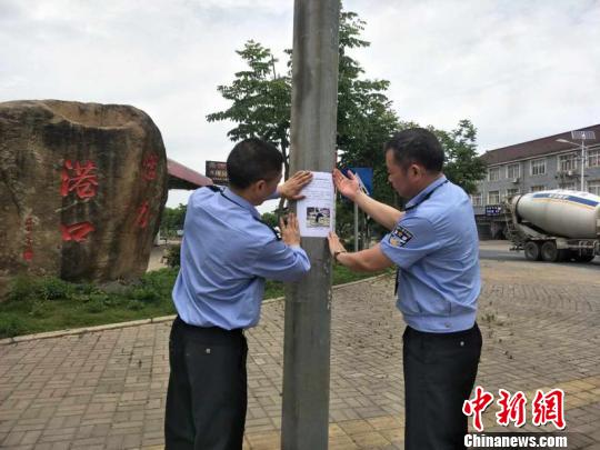 民警张贴公告 赵强 摄 民警张贴公告 赵强 摄