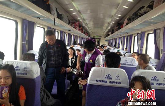在滞留的Z6506列车上,列车员热情的服务和耐心讲解,让旅客们焦虑的心情有了些许安慰。 王伟 摄 在滞留的Z6506列车上,列车员热情的服务和耐心讲解,让旅客们焦虑的心情有了些许安慰。 王伟 摄