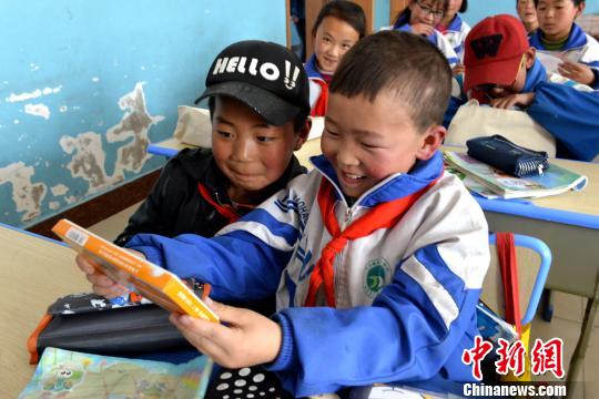 图为学生们收到专业美术工具后,露出灿烂的笑容。 西宁公益联盟 摄 图为学生们收到专业美术工具后,露出灿烂的笑容。 西宁公益联盟 摄
