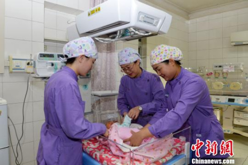 资料图:青海省人民医院的医护人员照看刚出生的婴儿。 孙莹 摄 资料图:青海省人民医院的医护人员照看刚出生的婴儿。 孙莹 摄