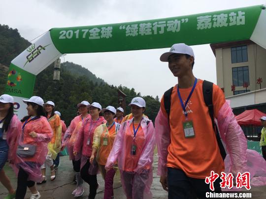 300多位参会代表徒步小七孔景区,以此倡导和实践低碳出行、绿色游、文明旅游、健康旅游。 王林成 摄 300多位参会代表徒步小七孔景区,以此倡导和实践低碳出行、绿色游、文明旅游、健康旅游。 王林成 摄