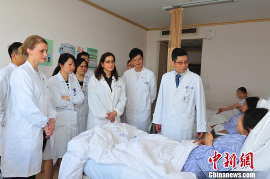 洋医生们跟随吴小华教授查房学习。 朱富忠 摄 洋医生们跟随吴小华教授查房学习。 朱富忠 摄