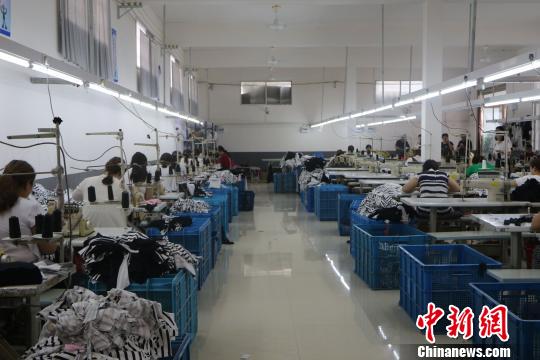 杨楼村的服装加工厂 琚常佳 摄 杨楼村的服装加工厂 琚常佳 摄