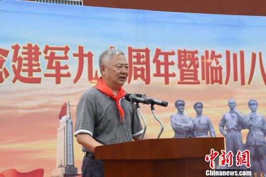 江西抚州“临川八一希望小学”23日举行揭牌仪式,陈毅元帅之子陈丹淮代表将帅后代上台致辞。 钟欣 摄 江西抚州“临川八一希望小学”23日举行揭牌仪式,陈毅元帅之子陈丹淮代表将帅后代上台致辞。 钟欣 摄