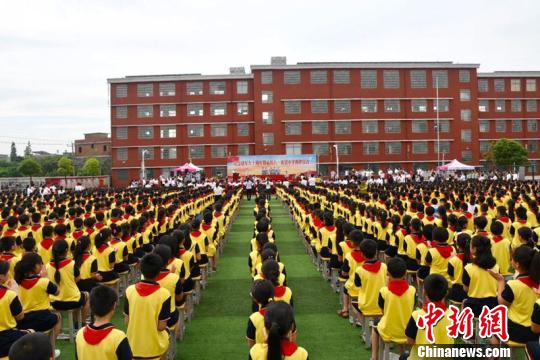 江西抚州“临川八一希望小学”举行23日揭牌仪式。 钟欣 摄 江西抚州“临川八一希望小学”举行23日揭牌仪式。 钟欣 摄