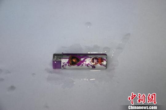 图为被吞的打火机。 高庆国 摄 图为被吞的打火机。 高庆国 摄