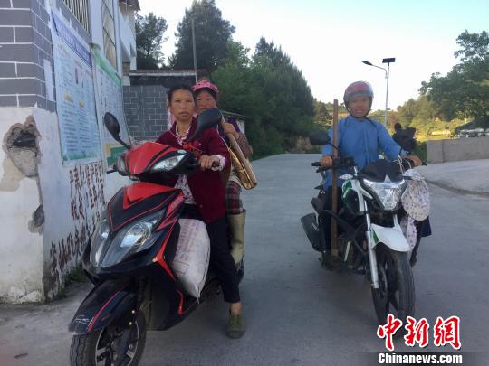 下午时分,在茶场“上班”的村民骑着摩托车下班回家。 刘鹏 摄 下午时分,在茶场“上班”的村民骑着摩托车下班回家。 刘鹏 摄