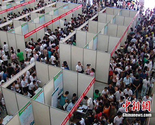 图为招聘会现场人山人海的求职者。发 付美斌 摄 图为招聘会现场人山人海的求职者。发 付美斌 摄