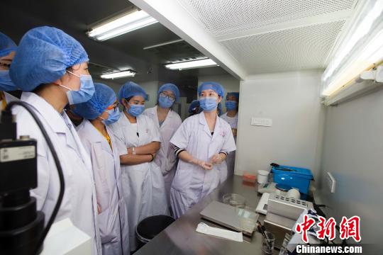 山西省精子库举行“开放日”,女大学生在查看精液的储存情况。 张云 摄 山西省精子库举行“开放日”,女大学生在查看精液的储存情况。 张云 摄