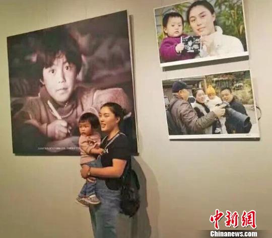 “廿年一瞬间”苍南县希望工程纪实摄影展 李婷婷 摄 “廿年一瞬间”苍南县希望工程纪实摄影展 李婷婷 摄