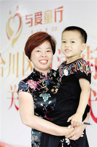 “代理妈妈”汪学渝抱着6岁的“儿子”邓筠羿。 本报记者 雷键 摄 “代理妈妈”汪学渝抱着6岁的“儿子”邓筠羿。 本报记者 雷键 摄