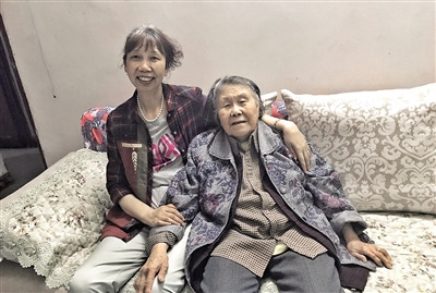 游婆婆(右)和任德荣。 本报记者 平索茜 摄 游婆婆(右)和任德荣。 本报记者 平索茜 摄