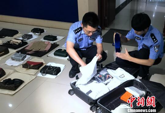 图为:重庆海关缉私人员清点涉案走私物品。重庆海关供图 图为:重庆海关缉私人员清点涉案走私物品。重庆海关供图