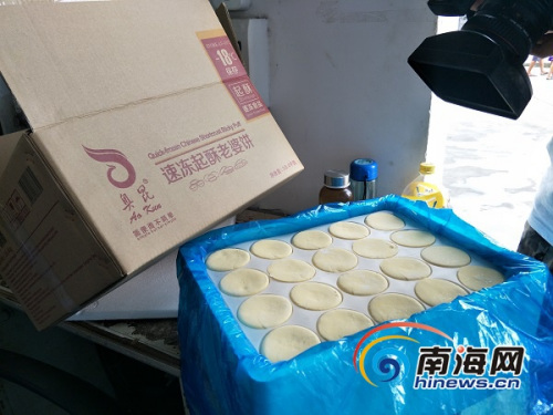 海口嘉艺坊所售的“老婆饼”吃出塑料袋,图为海南树诚食品有限公司仓库内尚没有销售的半成品。南海网记者姜飞摄 海口嘉艺坊所售的“老婆饼”吃出塑料袋,图为海南树诚食品有限公司仓库内尚没有销售的半成品。南海网记者姜飞摄