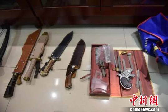 图为,警方收缴作案工具 黄娟 摄 图为,警方收缴作案工具 黄娟 摄