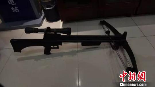 图为,警方收缴作案工具 黄娟 摄 图为,警方收缴作案工具 黄娟 摄