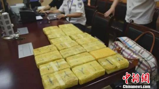 图为,警方收缴毒品 黄娟 摄 图为,警方收缴毒品 黄娟 摄
