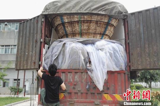 图为民警对非法走私车辆进行检查。 方正强 摄 图为民警对非法走私车辆进行检查。 方正强 摄