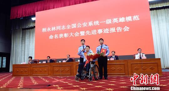 面对荣誉,尚未完全康复的程永林坐在轮椅上直言感恩与不安。 王宇 摄 面对荣誉,尚未完全康复的程永林坐在轮椅上直言感恩与不安。 王宇 摄