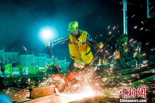 武(汉)九(江)客运专线引入九江枢纽I级封锁施工顺利完成。 鲍赣生 摄 武(汉)九(江)客运专线引入九江枢纽I级封锁施工顺利完成。 鲍赣生 摄
