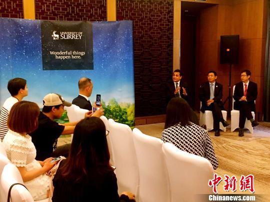 萨里大学校长逯高清率团26日访问北京,表示该校将首次在中国举办毕业典礼。 萨里大学校长逯高清率团26日访问北京,表示该校将首次在中国举办毕业典礼。