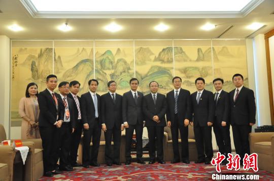 图为中越两国官员与青年代表合影。 钟建珊 摄 图为中越两国官员与青年代表合影。 钟建珊 摄