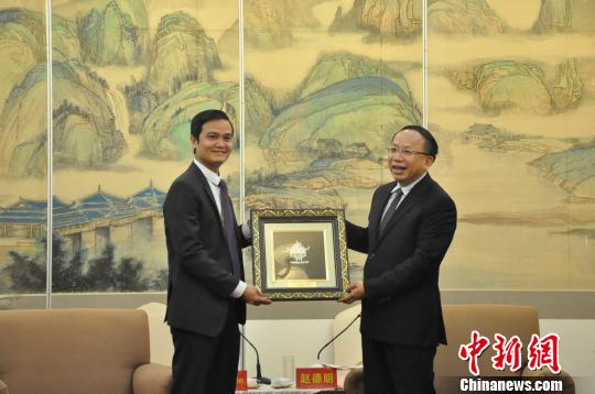 图为裴光辉(左)将一幅越南特色工艺品赠送给中方。 钟建珊 摄 图为裴光辉(左)将一幅越南特色工艺品赠送给中方。 钟建珊 摄
