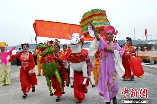 图为民俗展演现场。 黄艳梅 摄 图为民俗展演现场。 黄艳梅 摄