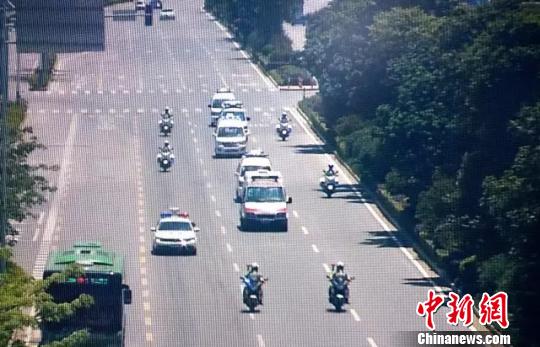 监控显示柳州“铁骑”交警队为救护车开路 监控截图 摄 监控显示柳州“铁骑”交警队为救护车开路 监控截图 摄
