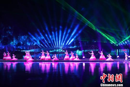 第二十二届中国周庄国际旅游节开幕式现场。 朱雄杰 摄 第二十二届中国周庄国际旅游节开幕式现场。 朱雄杰 摄