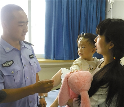 李东昊昨日到医院看望受伤的女童 李东昊昨日到医院看望受伤的女童