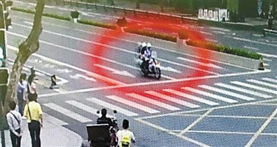 李东昊载着女童和外婆赶往医院(监控截图) 李东昊载着女童和外婆赶往医院(监控截图)