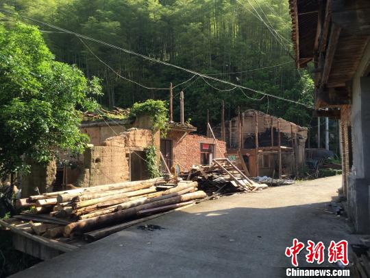 图为瞿源村地质灾害点搬迁现场。 林波 摄 图为瞿源村地质灾害点搬迁现场。 林波 摄