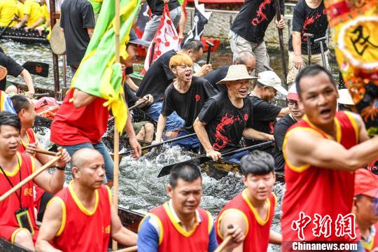 当日,来自广佛两地20多条龙舟盛装争奇斗艳荔枝湾。 陈骥旻 摄 当日,来自广佛两地20多条龙舟盛装争奇斗艳荔枝湾。 陈骥旻 摄