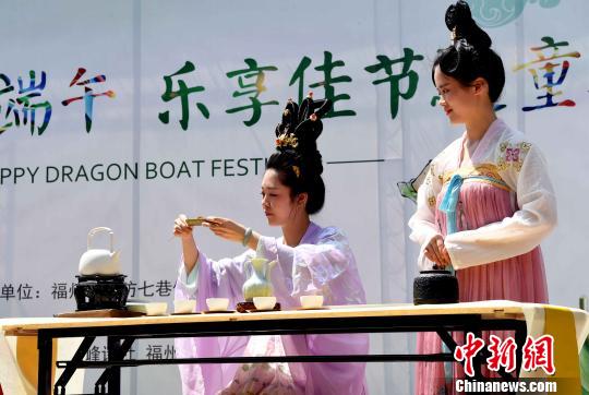 二名汉服少女表演端午民俗“午时茶”泡制过程。 记者刘可耕 摄 二名汉服少女表演端午民俗“午时茶”泡制过程。 记者刘可耕 摄