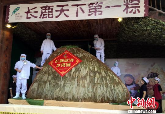 广东佛山一景区制作重3.5吨大粽子。 曾令华 摄 广东佛山一景区制作重3.5吨大粽子。 曾令华 摄