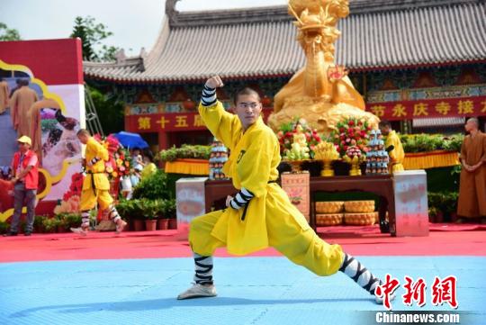 图为30日,海南永庆寺接龙水活动现场武僧表演。 付美斌 摄 图为30日,海南永庆寺接龙水活动现场武僧表演。 付美斌 摄