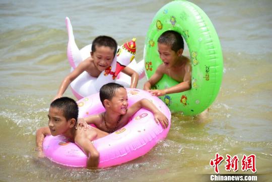 图为端午节当天,孩童在澄迈盈滨半岛洗“龙水”。 付美斌 摄 图为端午节当天,孩童在澄迈盈滨半岛洗“龙水”。 付美斌 摄
