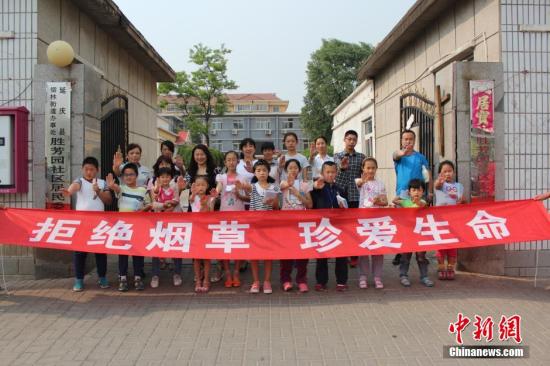 图为孩子走上街头,宣传控烟。 图为孩子走上街头,宣传控烟。