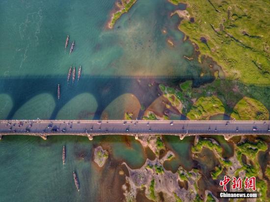 5月29日傍晚,在“中国古戏台之乡”江西乐平的乐安河内,十数艘龙舟正在进行比赛练习。华山 摄 5月29日傍晚,在“中国古戏台之乡”江西乐平的乐安河内,十数艘龙舟正在进行比赛练习。华山 摄