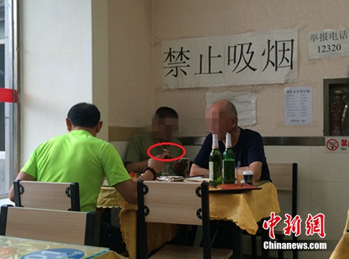资料图:北京某餐馆,一男子在“禁止吸烟”的标识下抽烟。 邱宇 摄 资料图:北京某餐馆,一男子在“禁止吸烟”的标识下抽烟。 邱宇 摄