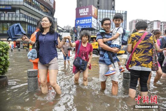 5月24日,广州江燕路,市民“踏浪”出行。记者 陈骥旻 摄 5月24日,广州江燕路,市民“踏浪”出行。记者 陈骥旻 摄