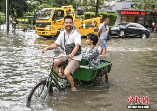 5月24日,广州江燕路,市民“踏浪”出行。陈骥旻 摄 5月24日,广州江燕路,市民“踏浪”出行。陈骥旻 摄