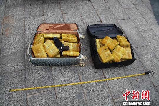 图为警方查获的毒品和枪支。 钟欣 摄 图为警方查获的毒品和枪支。 钟欣 摄