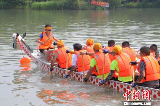 图为“中华传统龙舟全球竞演”现场 王刚 摄 图为“中华传统龙舟全球竞演”现场 王刚 摄