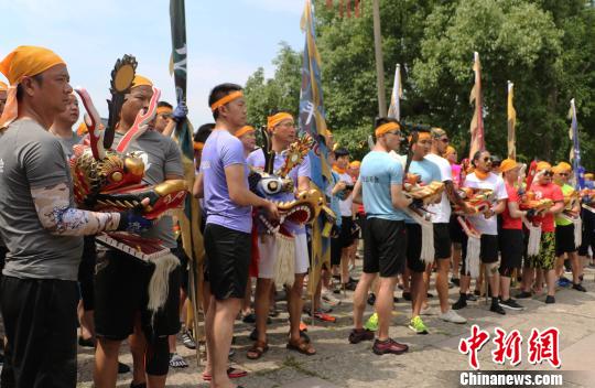 图为“中华传统龙舟全球竞演”现场 王刚 摄 图为“中华传统龙舟全球竞演”现场 王刚 摄