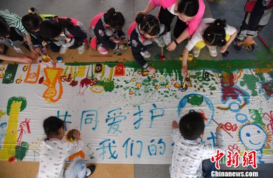 4月19日,江西省新余市蓓蕾幼儿园的小朋友在创作保护地球主题绘画作品。 周亮 摄 4月19日,江西省新余市蓓蕾幼儿园的小朋友在创作保护地球主题绘画作品。 周亮 摄