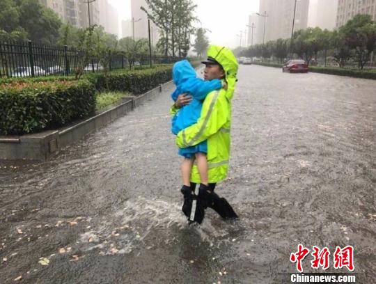 南京市防汛进入紧急状态，出动5000多人应急抢险。　南京交警供图 摄